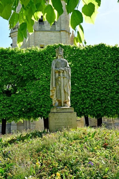 Poissy, Francja - maj 16 2019: Posąg św. Ludwika — Zdjęcie stockowe