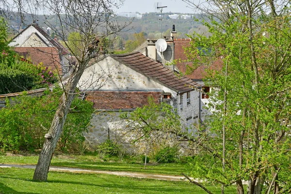 Jouy le Moutier, Franciaország - 2019. április 16.: falusi központ — Stock Fotó