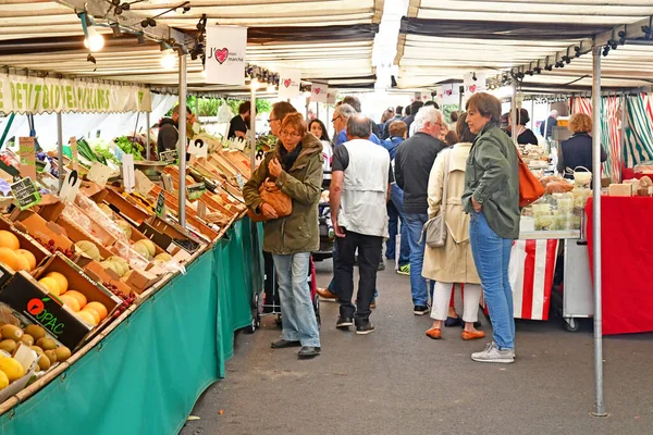 Verneuil sur Seine, Francia - 5 maggio 2019: il mercato — Foto Stock