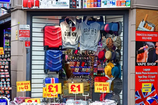 Londen, Engeland-mei 8 2019: winkel in Oxford Street — Stockfoto