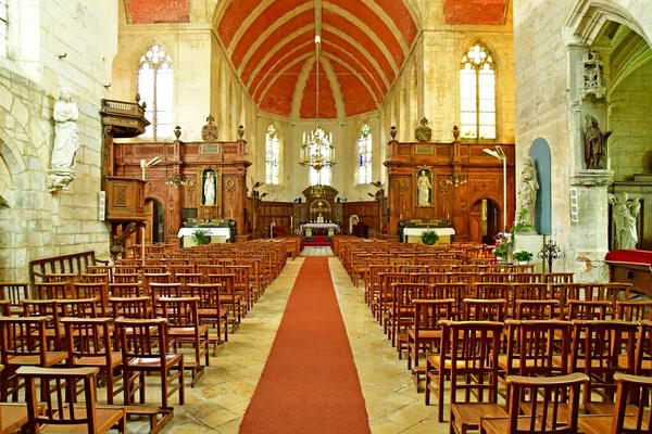 Ecouis, Francia - 10 de julio de 2019: la iglesia colegiata construida entre —  Fotos de Stock