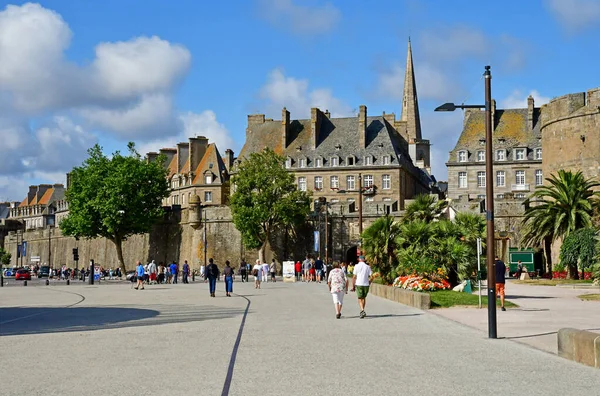 Saint Malo; Francia - 28 de julio de 2019: pintoresca ciudad en verano — Foto de Stock