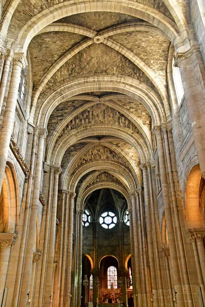 Poissy; Francia - 16 de mayo de 2019: Iglesia colegiata —  Fotos de Stock