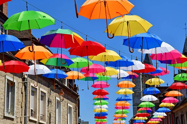 Les Andelys ; France - 2 juillet 2019 : parasols dans une rue — Photo