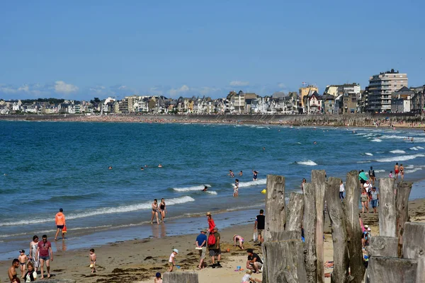 Saint Malo; Francia - 28 de julio de 2019: pintoresca ciudad en verano —  Fotos de Stock