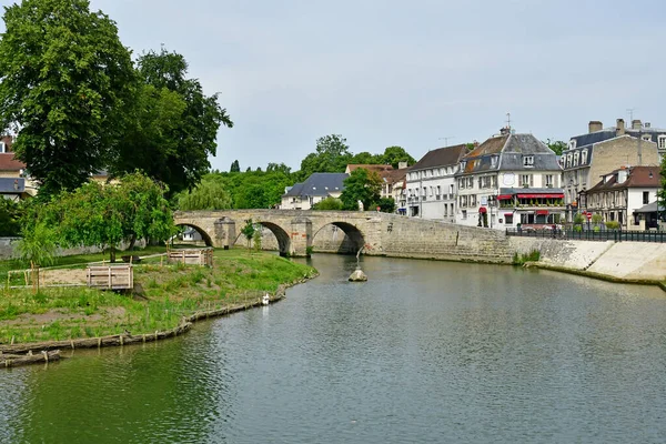 L Isle Adam, Frankrike - juni 24 2019: Oise flodstrand — Stockfoto