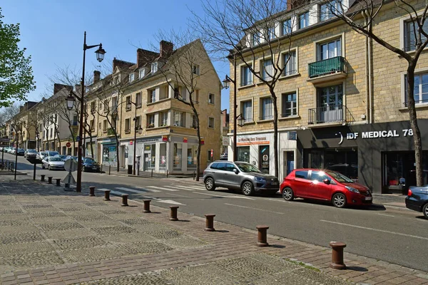 Мант-ла-Жоли; Франция - 12 апреля 2019 года: центр города — стоковое фото