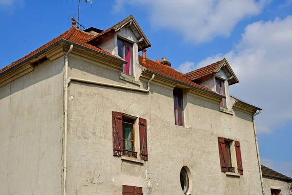 Saint Martin la Garenne, Francia - 16 aprile 2019: centro del paese — Foto Stock