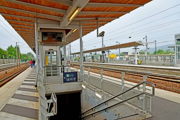 Verneuil sur Seine; Frankrike - 1 maj 2019: Järnvägsstation plattform — Stockfoto