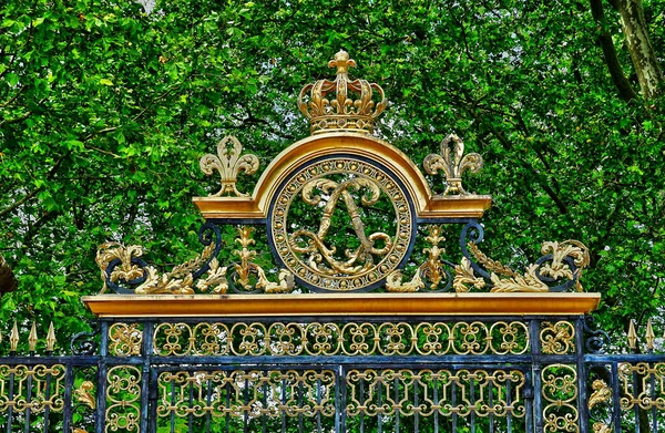 Versailles; Fransa - 16 Haziran 2019: Kitche 'deki kral demir kapı — Stok fotoğraf