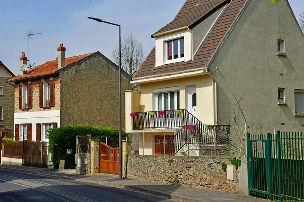 Jouy le Moutier, Frankrike - 16 april 2019: byns centrum — Stockfoto