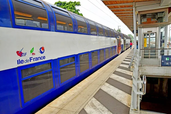 Verneuil sur Seine ; France - 1er mai 2019 : quai de gare — Photo