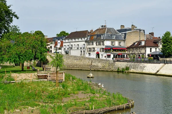 L Isle Adam, France - june 24 2019 :  Oise riverside — Stock Photo, Image