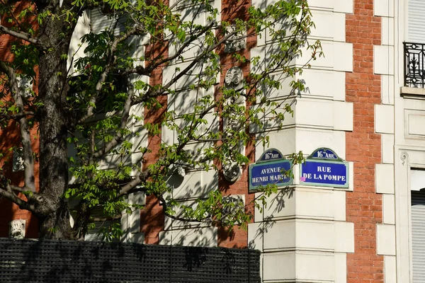 Paris; Frankrig - 31. marts 2019: the avenue Henri Martin - Stock-foto