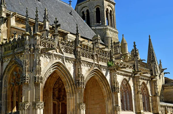 Пуасси, Франция - 16 мая 2019 года: коллегиальная церковь — стоковое фото