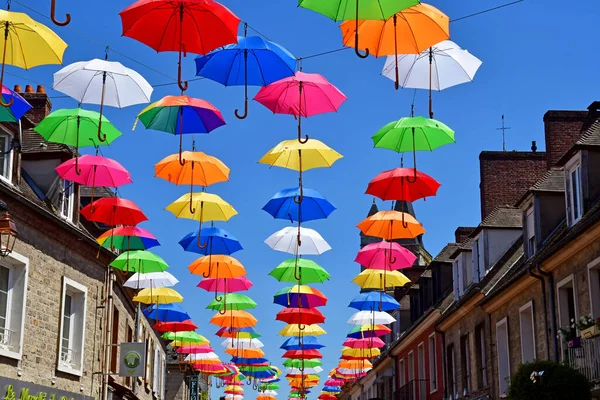 Les Andelys; Francja-Lipiec 2 2019: parasole na ulicy — Zdjęcie stockowe