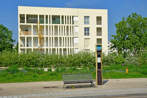 Les Mureaux; Francia - 25 de mayo de 2019: edificios — Foto de Stock