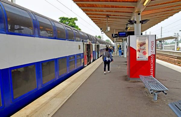 Verneuil sur seine; Frankreich - 1. Mai 2019: Bahnsteig — Stockfoto