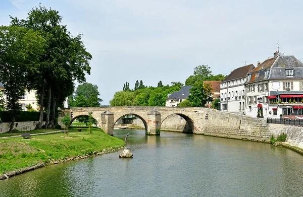 L Isle Adam, Francja - czerwiec 24 2019: Oise riverside — Zdjęcie stockowe