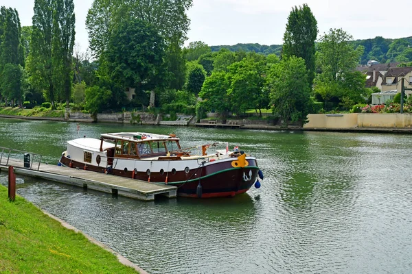 L Isle Adam, Franciaország - 2019. június 24.: Oise riverside — Stock Fotó