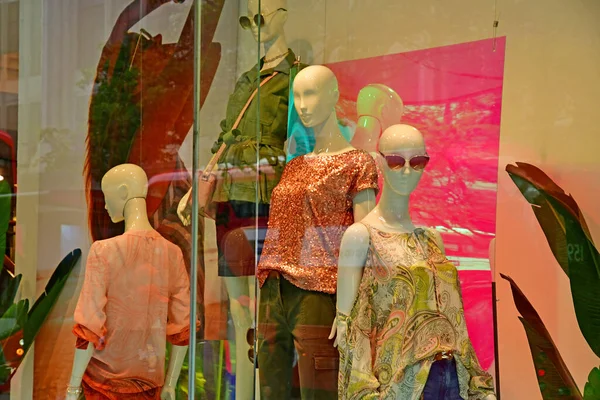 Londres, Inglaterra - 8 de mayo de 2019: tienda en Oxford street — Foto de Stock