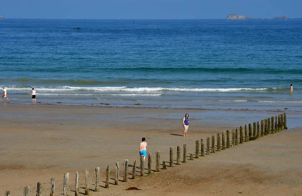 Saint-Malo; Frankrijk-juli 28 2019: het strand van Sillon — Stockfoto