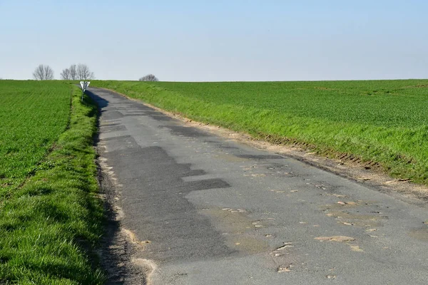 Fremainville; Frankreich - 30. März 2019: Landstraße — Stockfoto