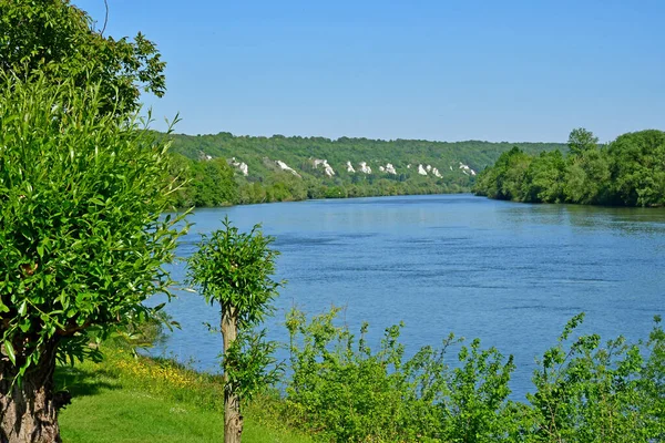 La Roche Guyon；France - May 15 2019：picturesque village — 图库照片