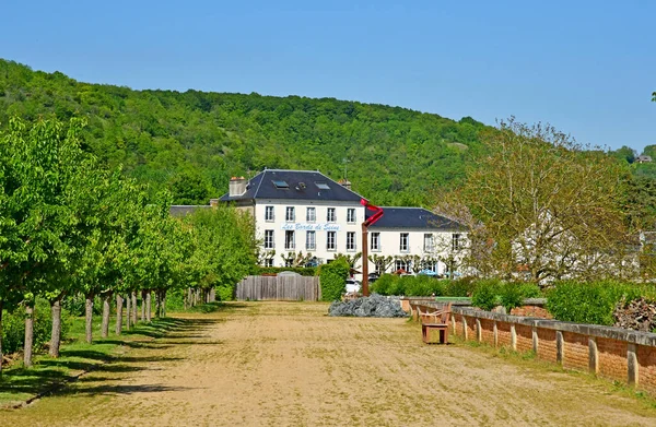 La Roche Guyon; Francie - květen 15 2019: malebná vesnice — Stock fotografie