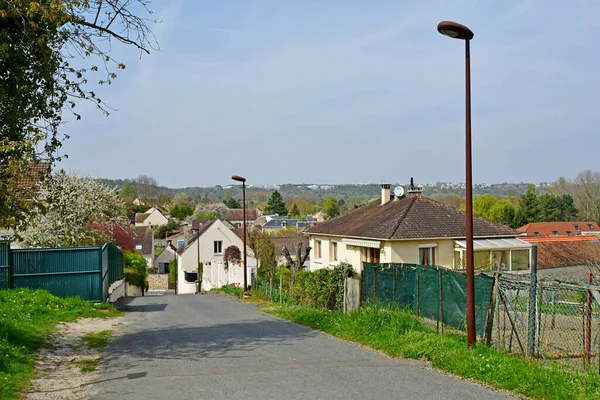 Jouy le Moutier, France - 16 апреля 2019 года: центр деревни — стоковое фото