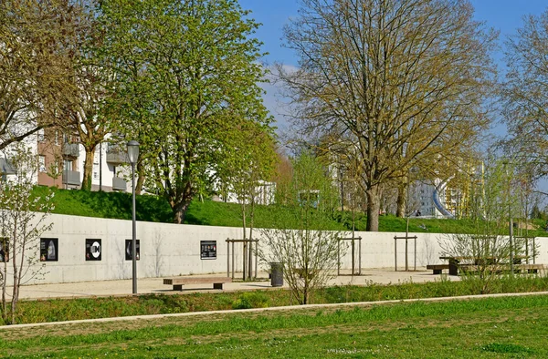 Les Mureaux ; France - 13 avril 2019 : Quartier Molière — Photo