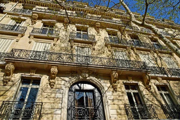 Paris; France - march 31 2019 : Victor Hugo avenue — Stock Photo, Image