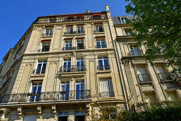 Pariisi; Ranska - maaliskuu 31 2019: avenue Georges Mandel — kuvapankkivalokuva