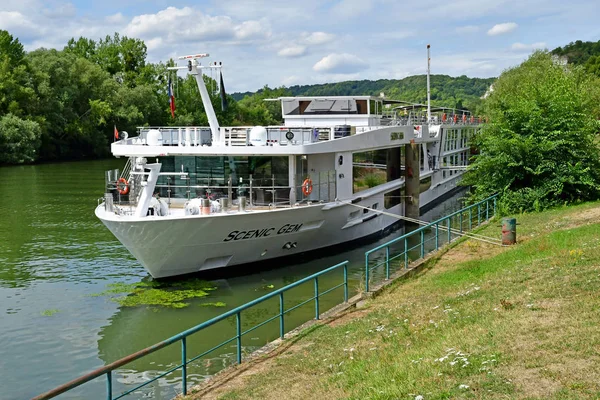 Les Andelys, Francia - 8 agosto 2019: turismo fluviale — Foto Stock