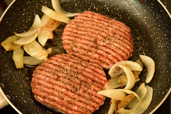 Nahaufnahme Von Rinderhackfleisch Mit Zwiebeln Einer Pfanne — Stockfoto