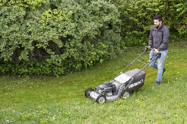 Verneuil Sur Seine Frankreich Mai 2020 Ein Gärtner Mäht Rasen — Stockfoto