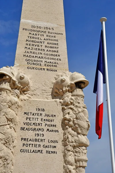 ヴェルヌイユ2020年5月8日 村の中心部での戦争記念碑 — ストック写真