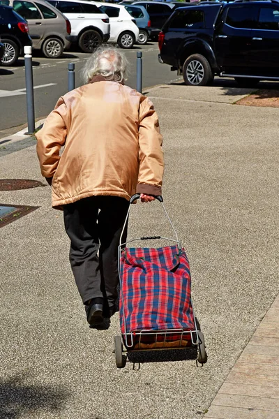 Poissy Frankrijk Mei 2020 Een Oude Vrouw Met Een Winkelwagentje — Stockfoto