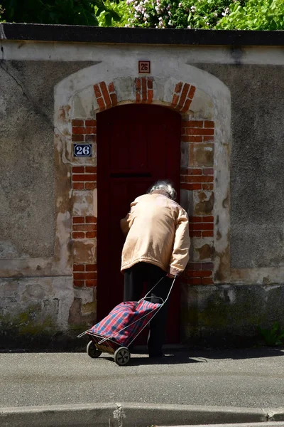 Poissy Frankrijk Mei 2020 Een Oude Vrouw Met Een Winkelwagentje — Stockfoto
