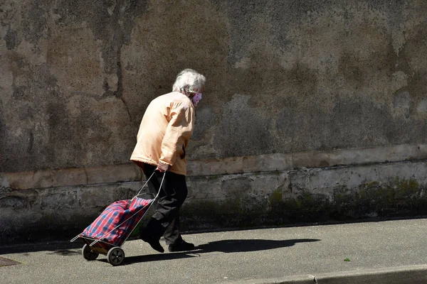 Poissy Francia Mayo 2020 Una Anciana Con Carrito Compras — Foto de Stock