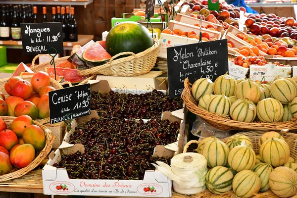フランス 2020年7月5日 ファーマーズマーケットでの果物 — ストック写真
