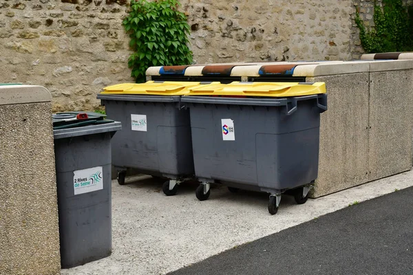 Verneuil Sur Seine Francja Czerwca 2020 Kosze Śmieci Ulicy — Zdjęcie stockowe