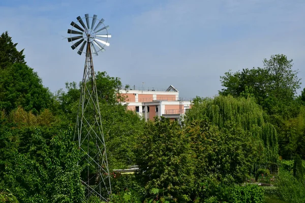 Verneuil Sur Seine Francja Maja 2020 Turbina Wiatrowa Ogrodzie Przydziałowym — Zdjęcie stockowe