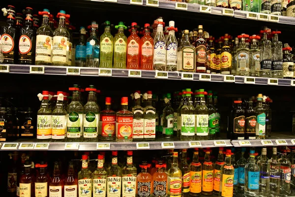 Poissy Frankreich Juni 2020 Flaschen Alkohol Supermarkt — Stockfoto