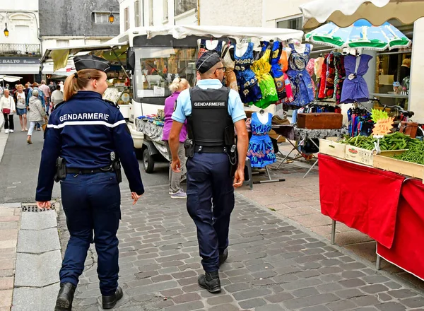 Loches Frankreich Juli 2020 Polizist Patrouilliert Auf Dem Markt — Stockfoto