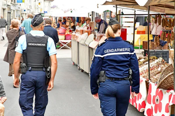 Loches Frankreich Juli 2020 Polizist Patrouilliert Auf Dem Markt — Stockfoto