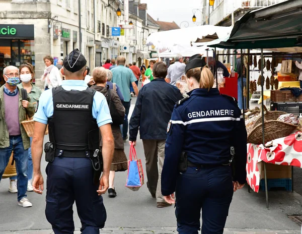 Loches Frankreich Juli 2020 Polizist Patrouilliert Auf Dem Markt — Stockfoto