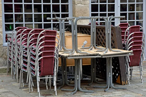 Dinan Frankreich September 2020 Tische Und Stühle Vor Einem Geschlossenen — Stockfoto