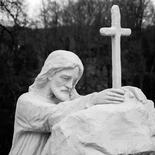 White Painted Old Statue Jesus Christ Praying Cross Monochrome Image — Stock Photo, Image