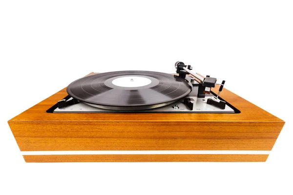 ターン テーブル ビンテージ ビニール レコード プレーヤーが白で隔離 木製の台座 レトロなオーディオ機器 — ストック写真